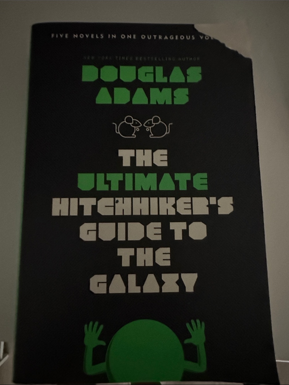 Book The ultimate hitchhiker’s guide to the galaxy Douglas Adams Paperback Novel